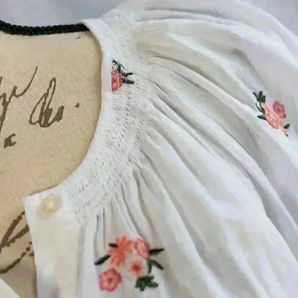 LOFT size XS white peasant blouse with embroirded flowers button down puff sleev
